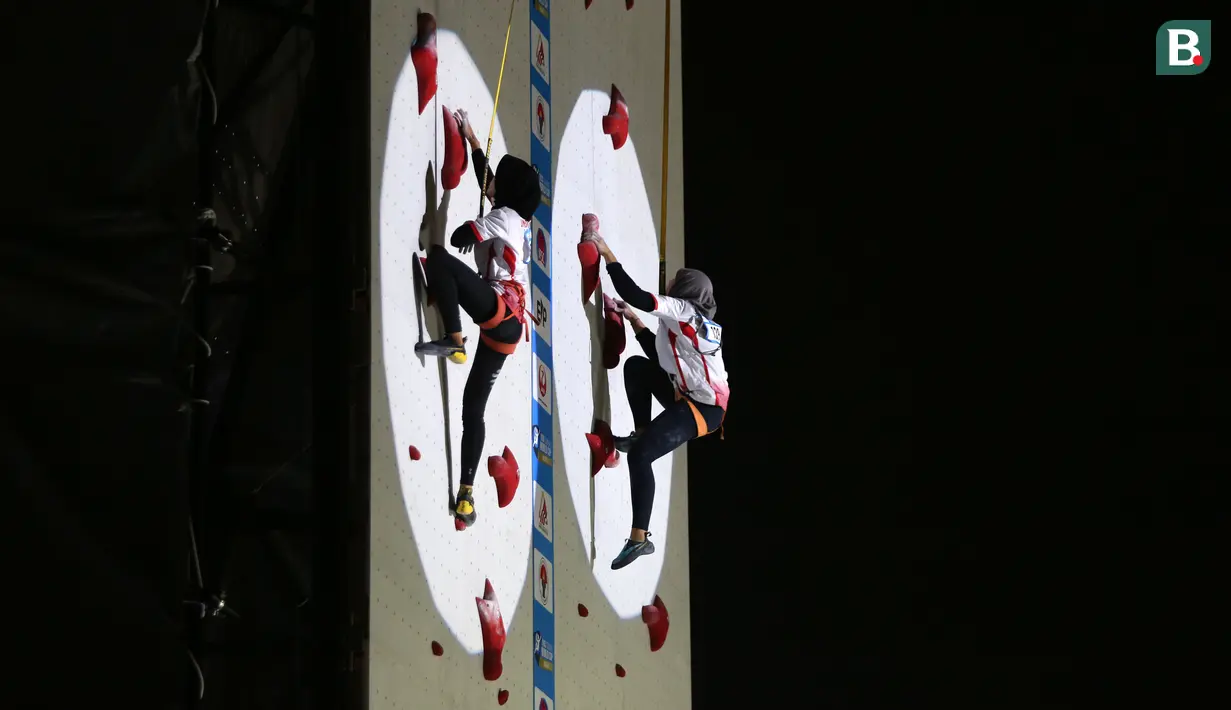 Dua atlet panjat tebing Indonesia berkompetisi pada kualifikasi nomor speed putri Kejuaraan Dunia Panjat Tebing IFSC 2023 seri Jakarta di Lot 6, Kompleks Stadion Utama Gelora Bung Karno, Jakarta, Indonesia, Sabtu (06/05/2023). Indonesia berhasil meloloskan 10 (5 putra dan 5 putri) pada babak kualifikasi. (Bola.com/Bagaskara Lazuardi)