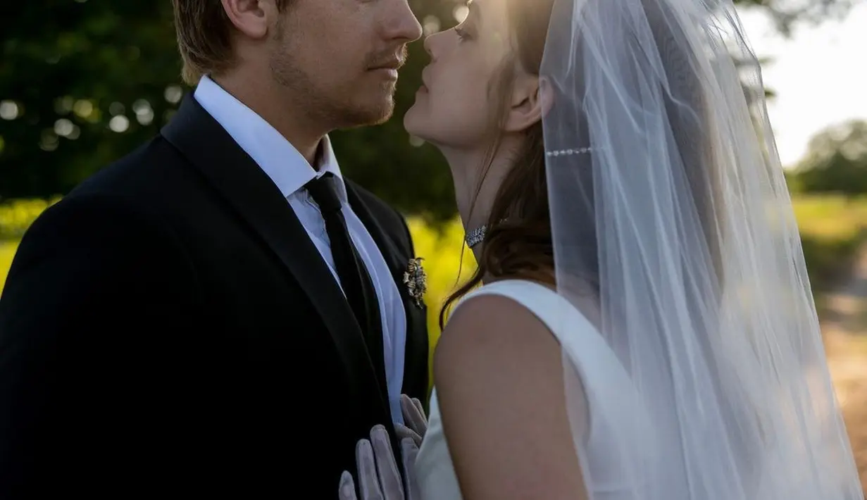 Keduanya menikah pada 15 Juli 2023 di Hungaria, tempat kelahiran Barbara Palvin. Upacara tersebut berlangsung di properti orangtuanya, Harklin Birtok. [Instagram/vogueweddings].