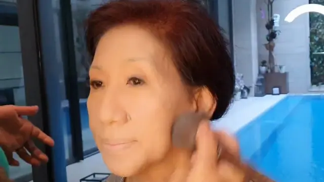 Transformasi Makeup Wanita 75 Tahun, Pakai Es Batu hingga kombinasi Foundation