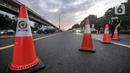 <p>Pembatas jalan terpasang saat pemberlakuan sistem one way di ruas Tol Jakarta-Cikampek KM 47, Karawang, Jawa Barat, Kamis (28/4/2022). Kebijakan one way di ruas Tol Jakarta-Cikampek KM 47 hingga Tol Kalikangkung KM 414 diterapkan mulai hari ini sebagai upaya mengurai kemacetan kendaraan para pemudik. (Liputan6.com/Iqbal S. Nugroho)</p>