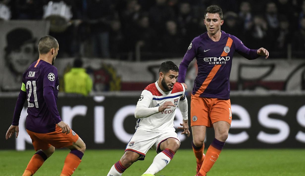 Aksi Nabil fekir mencoba melewati David Silva laga lanjutan liga champions yang berlangsung di stadion Parc Olympique Lyonnais, Prancis, Rabu (28/11). Lyon bermain imbang 1-1 kontra Manchester City. (AFP/Jeff Pachoud)
