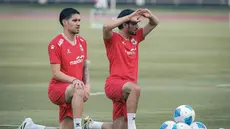 Pemain Timnas Indonesia, Kevin Diks (kiri) dan Nathan Tjoe-A-On (kanan) mengikuti sesi latihan terakhir jelang lawan Mozambik di Lapangan Madya, Senayan, Jakarta, pada Senin (8/6/2026). (Bola.com/Abdul Aziz)