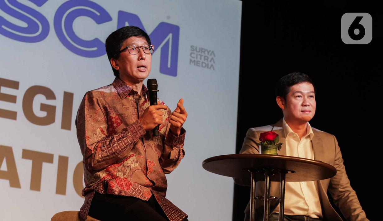 CEO PT Surya Citra Media Tbk Sutanto Hartono (kiri) dan Dirut Media Nusantara Citra Tbk David Fernando Audy menyampaikan keterangan usai menandatangani MoU kerja sama di Jakarta, Kamis (12/12/2019). SCM dan MNC menjalin kerja sama untuk meningkatkan sektor bisnis. (Liputan6.com/Faizal Fanani)