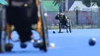 Atlet Para Games Indonesia cabang olahraga Lawn Bowls melakukan lemparan saat latihan di Lapangan Hoki Kompleks GBK, Jakarta, Selasa (18/9). Latihan ini adaptasi lapangan sekaligus persiapan jelang Asian Para Games 2018. (Liputan6.com/Helmi Fithriansyah)