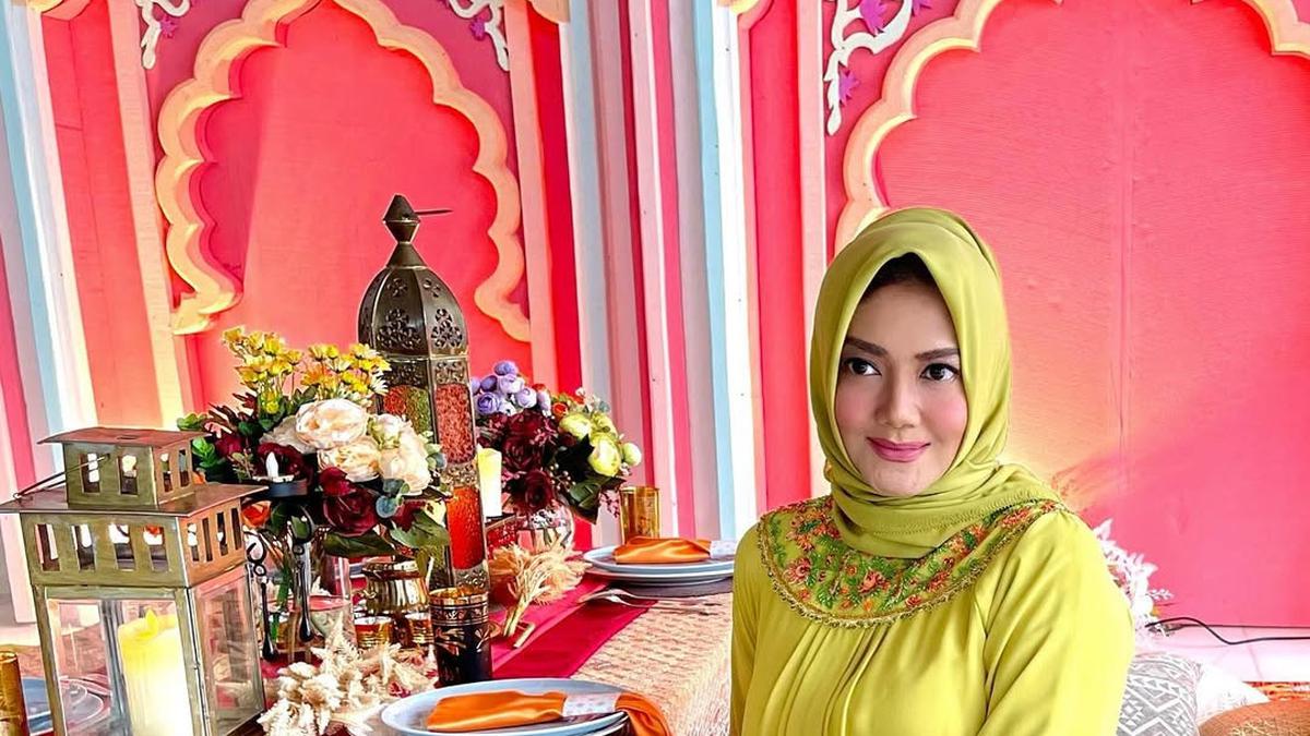 TOP 3: Outfit Gamis ala Bella Saphira untuk Wanita 50 Tahunan hingga Model Gelang Emas
