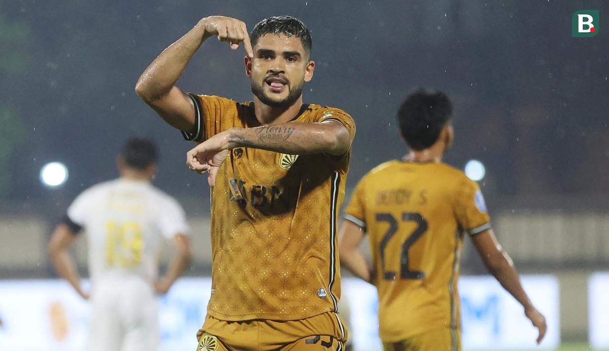 <p>Selebrasi pemain Bhayangkara FC, Junior Brandao setelah mencetak gol ketiga ke gawang Madura United melalui eksekusi penalti pada laga pekan ke-27 BRI Liga 1 2023/2024 di Stadion STIK, Jakarta Selatan, Jumat (1/3/2024). (Bola.com/M Iqbal Ichsan)</p>