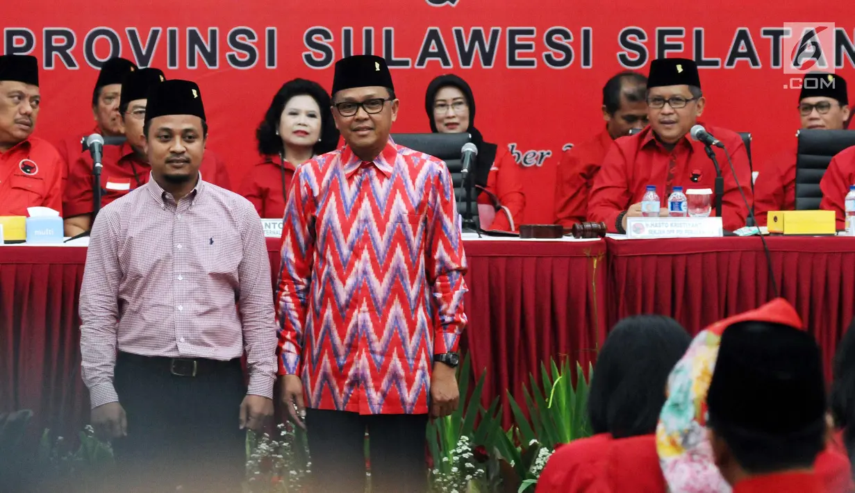Pasangan Cagub dan Cawagub Sulawesi Selatan, Nurdin Abdullah (kanan) dan Sudirman Sulaiman saat diperkenalkan Ketum PDIP Megawati Soekarno Putri, Jakarta, Minggu (15/10). Megawati juga mengumumkan Cagub dan Cawagub Jatim. (Liputan6.com/Helmi Fithriansyah)
