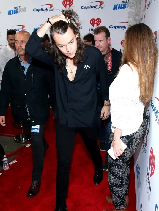 Harry Styles tak merasa menyesal untuk memotong rambutnya. Selain itu, Harry tuai pujian dari netizen tentang acara amal untuk pengidap penyakit kanker. (AFP/Bintang.com)