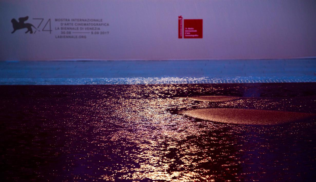 Genangan Air yang membasahi karpet merah saat pemutaran perdana film "Human Flow" di Festival Film Venice ke-74 di Venesia, Italia, (1/9). Angin dan Hujan membuat karpet merah di acara tersebut tergenang air. (AP Photo / Domenico Stinellis)