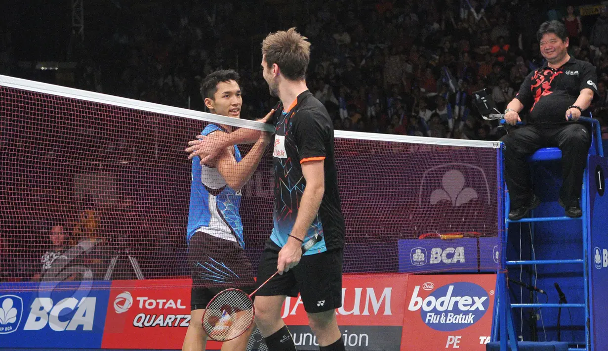 Pebulutangkis Indonesia, Jonatan Christie bersalaman dengan Jan O Jorgensen asal Denmark usai bertanding di perempatfinal BCA Indonesia Open Superseries Premier 2015 di Jakarta, Jumat (5/6/2015). Jonatan kalah 13- 21, 16-21. (Liputan6.com/Herman Zakharia)