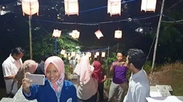 Lampu Bercerita Hiasi Malam Lailatul Qadar di Situs Peninggalan Sunan Giri