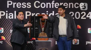 Ketua Umum PSSI, Erick Thohir (kiri) bersama Ketua Steering Committee (SC) Piala Presiden 2024, Maruarar Sirait saat memberi keterangan terkait turnamen Piala Presiden 2024 di SCTV Tower, Senayan, Jakarta, Senin (15/7/2024). (Liputan6.com/Angga Yuniar)