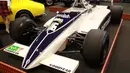 Mobil yang digunakan pembalap Ricardo Patrese, Brabham Ford BT 49D buatan tahun 1982 dipajang dalam pameran Retromobile Paris Expo di Porte de Versailles di Paris, Prancis (6/2). (AFP Photo/Jacques Demarthon)