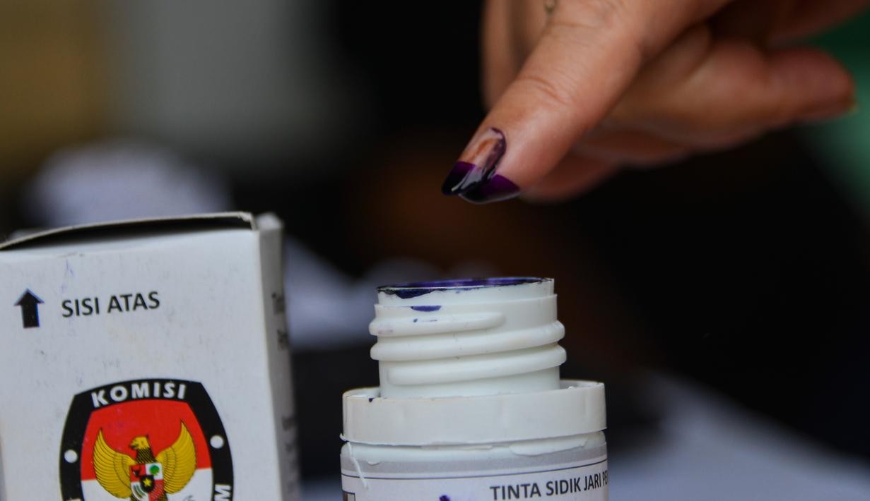 Warga mencelupkan jarinya ke dalam tinta usai mencoblos pada pemungutan suara ulang pemilu 2019 di TPS-6 Desa Lamteumen Timur, Banda Aceh, Aceh, Kamis (25/4). Pemungutan suara ulang karena adanya penggunaan formulir C6 pemilih yang telah meninggal pada pemilu 17 April lalu. (CHAIDEER MAHYUDDIN/AFP)