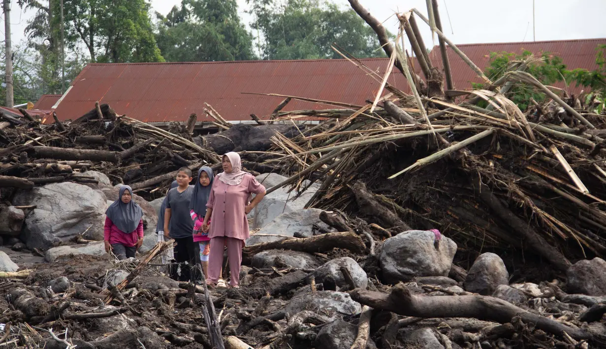 Jumlah korban jiwa yang meninggal dunia terus bertambah seiring masih berjalannya proses pencarian dan evakuasi. (AP Photo/Sutan Malik Kayo)