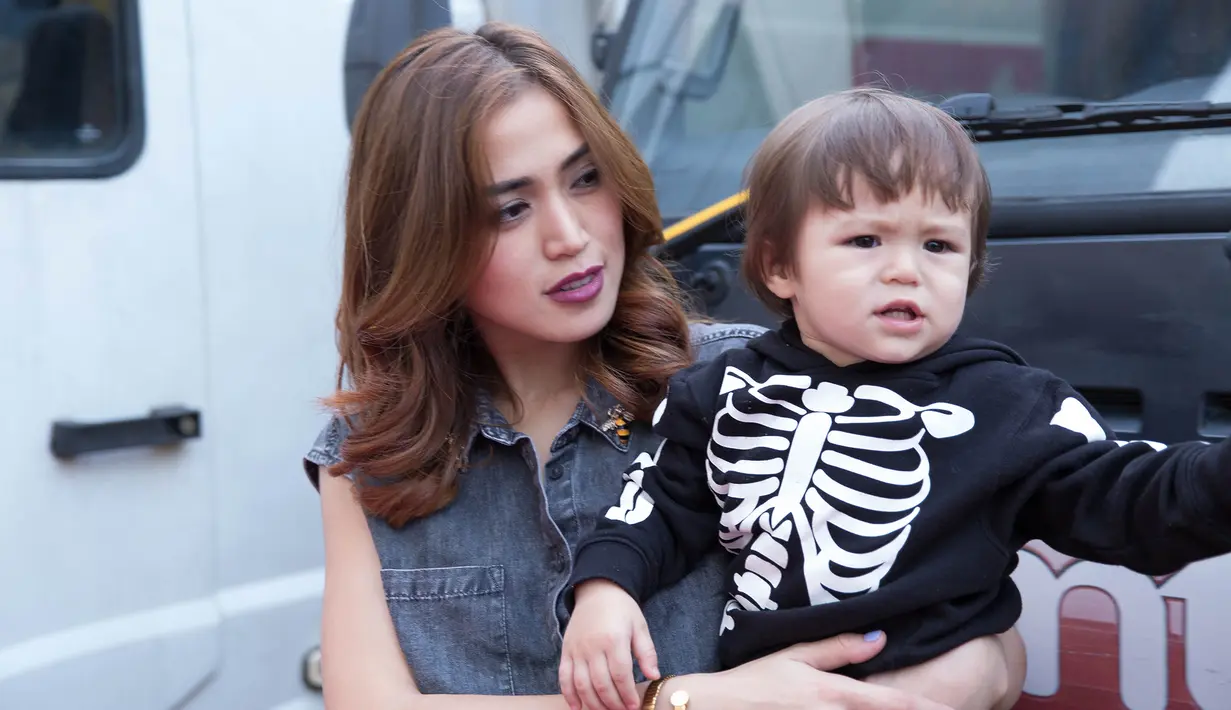 Jedar mengatakan, bahwa penampilan perdana anaknya juga mendapatkan honor. Bahkan ia mengatakan bahwa honornya kalah dengan anaknya. (Dezmond Manullang/Bintang.com)