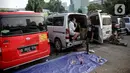 Penumpang kendaraan travel gelap yang disita jajaran Direktorat Lalu Lintas Polda Metro Jaya sedang istirahat, Jakarta, Kamis (29/4/2021). Sebanyak 115 kendaraan travel gelap diamankan karena diduga kuat mengangkut pemudik di tengah masa pengetatan larangan mudik 2021. (Liputan6.com/Faizal Fanani)