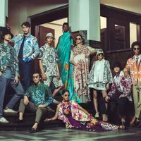 Iwan Tirta Private Collection menawarkan pengalaman segar dan unik di Hari Batik 2022 dengan merilis koleksi bertema akulturasi sekaligus cerita dongeng di baliknya berkolaborasi dengan&nbsp;Adinia Wirasti (Foto: Dok. ITPC)