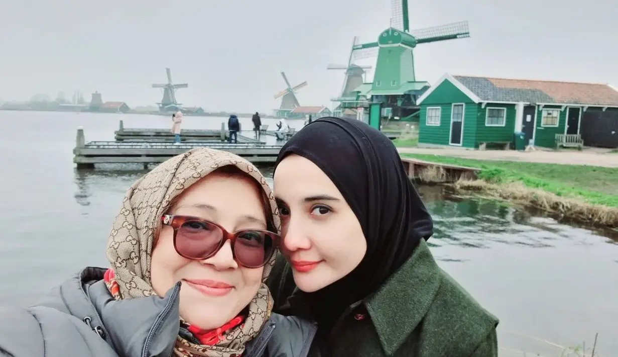 Artis senior berusia 58 tahun itu sangat bersyukur bisa ketemu anak, cucu dan mantu. "Trimaksih ya Allah syukur Alhamdulillah bs kangen2an sm ank dan mantu jg cucu walau baru diwakili @zaskiasungkar15 @irwansyah_15 @ukkasyahki maa syaa Allah Tabarakallah," tulis ibunda Zaskia. [Instagram/fenny.bauty]