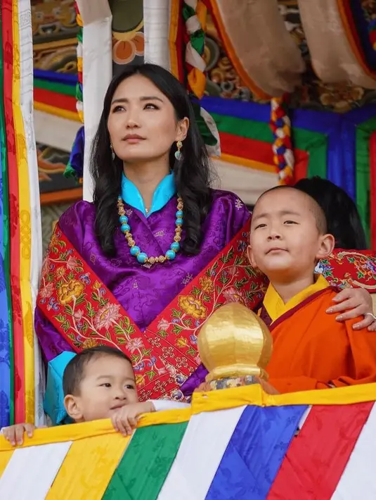 Perempuan yang kerap menggerai rambutnya ini pun mengenakan atasan ungu berkerah dan lengan biru. Dipadukan kalung serasi dan selendang merah berbordir.  [@queenjetsunpema]