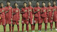 Pemain Timnas Indonesia U-16 saat pertandingan melawan Singapura U-16 pada laga uji coba Internasional di Stadion Wibawa Mukti, Cikarang, Kamis, (08/06/2017). Indonesia menang 4-0. (Bola.com/M Iqbal Ichsan)