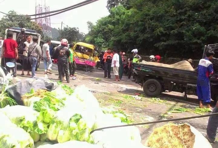 Kecelakaan maut di jalur Puncak mengakibatkan 10 orang meninggal di lokasi kejadian. (Liputan6.com/Achmad Sudarno)