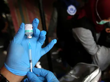 Petugas medis biofarma mengambil vaksin Td (Tetanus difteri) di kantor Dinkes Palu, Sulawesi Tengah, Minggu (7/10). Kemenkes dan Bio Farma melakukan vaksinasi kepada relawan dan masyarakat yang terdampak gempa. (Liputan6.com/Fery Pradolo)