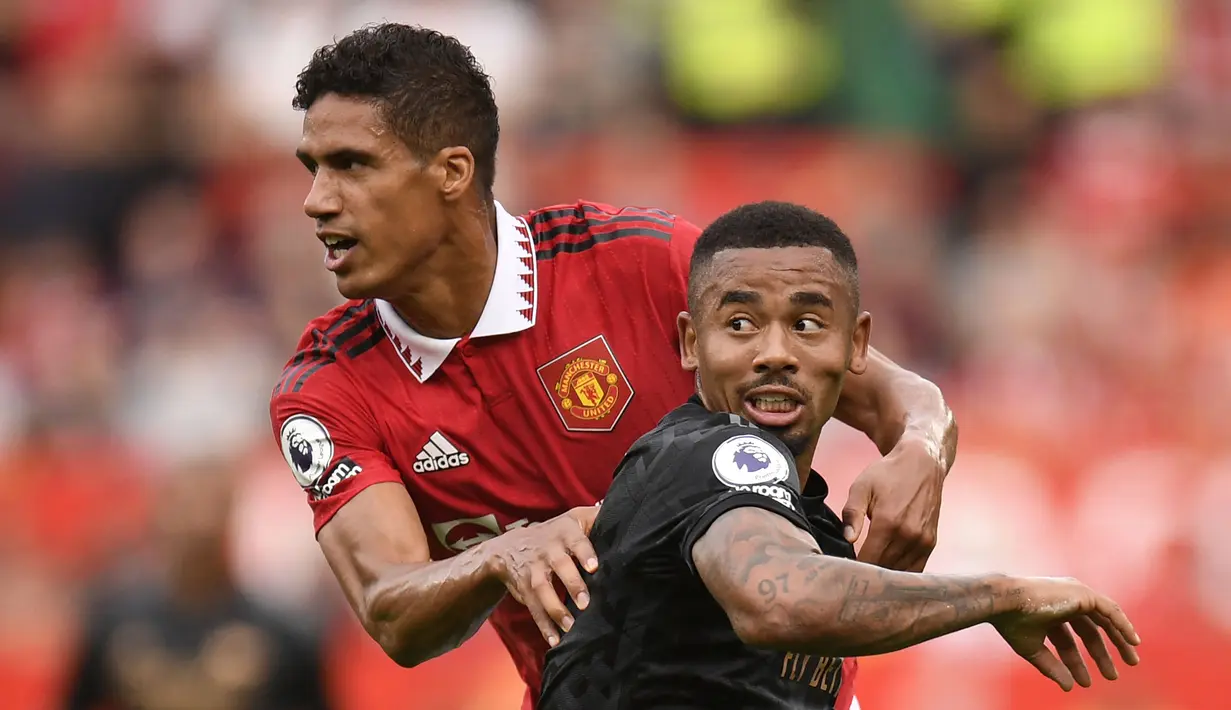 Erik ten Hag mempercayakan Raphael Varane mengisi pos bertahan Manchester United bersama Lisandro Martinez. Kontribusinya cukup memuaskan dengan membuat 2,4 tekel sukses dan 4,8 sapuan per laga. Ia juga mampu memenangkan 2 duel udara per laga. Raphael Varane mendapatkan rating sebesar 6,84 oleh Whoscored. (AFP/Oli Scarff)