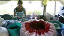 Seorang Pekerja membuat kembang api di dalam pondok di kota Bocaue, provinsi Bulacan, Filipina, (26/12/2015). (REUTERS/Romeo Ranoco)