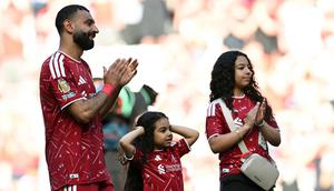 Dalam momen perpisahannya dengan Liverpool, Salah tak mampu membendung air matanya setelah perjalanannya bersama The Reds berakhir saat itu. (AFP/Paul Ellis)