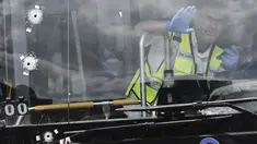 Polisi Israel memeriksa lokasi serangan penembakan yang dilakukan oleh dua pria bersenjata di sebuah halte bus di Yerusalem, Senin 8 September 2025. (AP Photo/Mahmoud Illean)