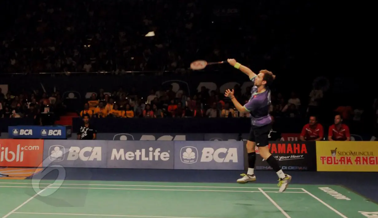 Salah satu aksi Jan O Jorgensen saat melawan Kento Momata asal Jepang di final Indonesia Open Superseries Premier 2015, Jakarta, Minggu (7/6/2015). Kento menang 16-21, 21-19, 21-7. (Liputan6.com/Andrian M Tunay)