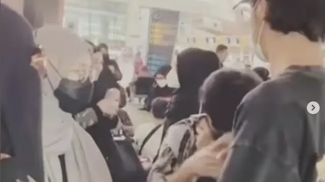 Umi Pipik Berangkat Umrah Bareng 3 Anaknya (Foto: Instagram/@_ummi_pipik_)