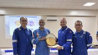 Direktur dan COO MedcoEnergi Ronald Gunawan menerima penghargaan dari&nbsp;Oil South Director Petroleum Development Oman (PDO) Salim Hamed Al Sukaiti. Penghargaan ini mengenai pencapaian lima tahun tanpa Lost Time Injury (LTI). (Dok Medco)