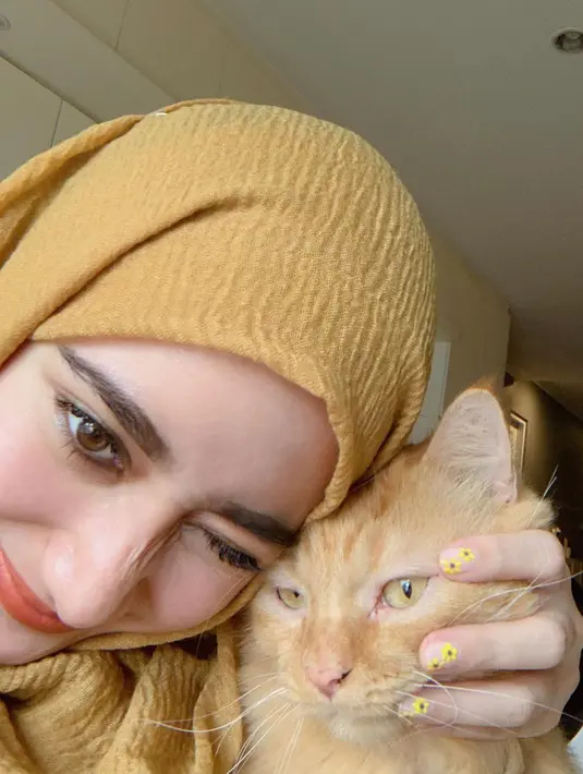 Gaya hijab Tengku Syaira Anataya juga tampak sederhana. Ia senang mengenakan pashmina panjang yang kemudian dijadikannya hijab. [Foto: Instagram/osnapitzcha]