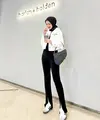 Melody Prima memakai celana panjang, inner dan kerudung hitam. Sementara outter dan juga sepatu ia memilih warna putih [Instagram/melodyprima]
