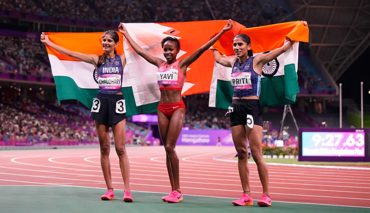 (kiri-kanan) Peraih medali perak asal India Parul Chaudhary, peraih medali emas asal Bahrain Winfred Mutile Yavi, dan peraih medali perunggu asal India Priti merayakan setelah menyelesaikan final lari halang rintang 3.000 meter putri pada Asian Games ke-19 di Hangzhou, China, Senin (1/10/2023). (AP Photo/Vincent Thian)