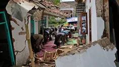 Umat muslim melaksanakan salat Jumat di tengah puing-puing masjid yang rusak akibat gempa di Desa Gasol, Cianjur, Jawa Barat, Indonesia, Jumat (25/11/2022). Gempa dengan magnitudo 5,6 yang mengguncang Cianjur pada 21 November 2022 lalu telah menewaskan 272 orang, 2.046 orang luka-luka, dan sebanyak 62.545 orang mengungsi. (AP Photo/Achmad Ibrahim)