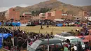 <p>Penonton menyaksikan seorang matador amatir melawan banteng dalam Festival Our Lady of the Rosary di Desa Andes, Huarina, Bolivia, Senin (3/10/2022). Sekelompok matador amatir melakukan parodi dari adu banteng Spanyol, tetapi tanpa mengorbankan banteng. (AP Photo/Juan Karita)</p>