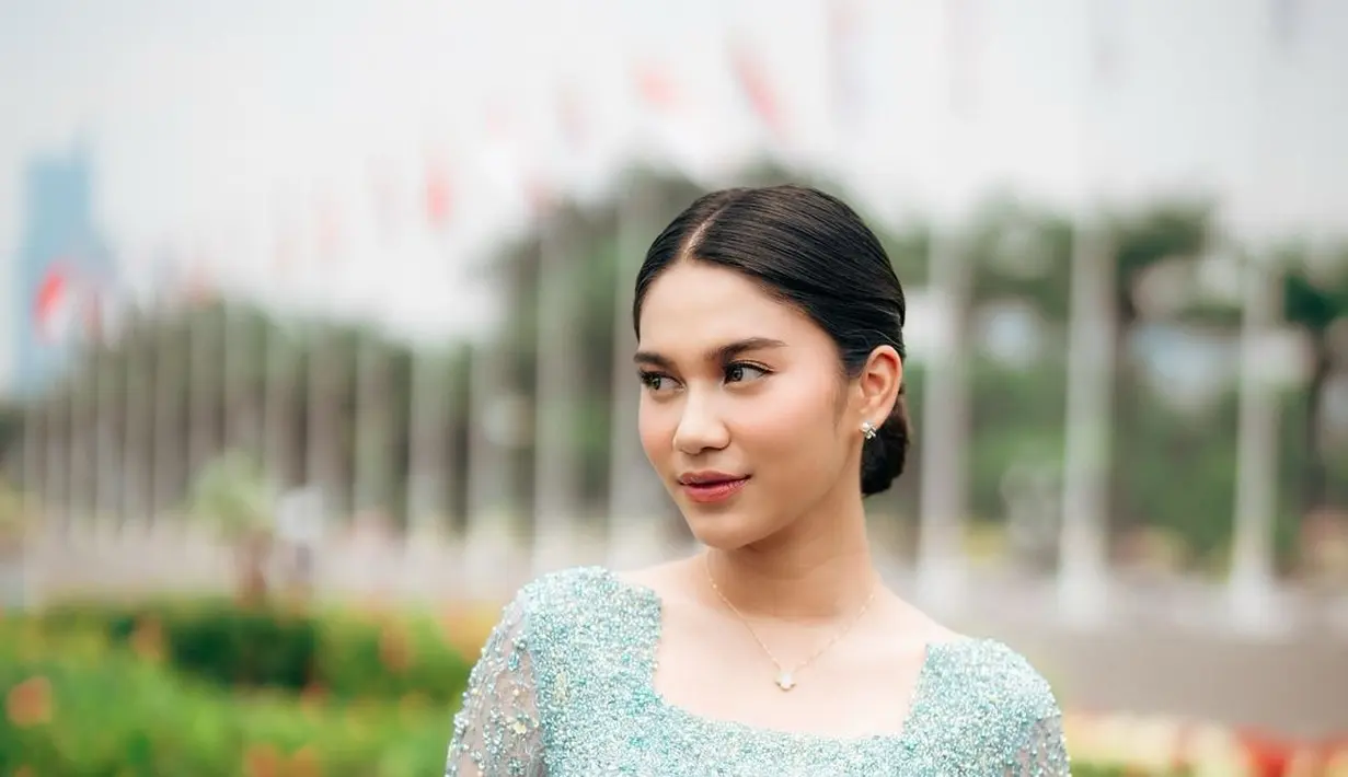 <p>Penampilan Azizah Salsha terlihat fresh dengan kebaya H-Line biru aqua rancangan Asky Febriyanti [@azizahsalsha_]</p>