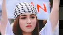 Tak hanya bicara, Syifa Hadju langsung turun kejalan untuk demo membela Palestina. Beberapa potretnya dirinya pun diunggah ke media sosialnya. [@syifahadju]