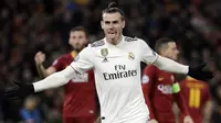 Penyerang Real Madrid, Gareth Bale, melakukan selebrasi usai membobol gawang AS Roma pada laga Liga Champions di Stadion Olimpico, Roma, Selasa (27/11). AS Roma takluk 0-2 dari Real Madrid. (AP/Gregorio Borgia)