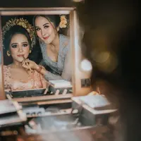 Tak hanya sebagai seorang Makeup Artist, namun Arik Cahya Dewi juga membangun bisnis di industri kecantikan.