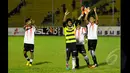 Penjaga gawang Persija, Adixi (depan) saat merayakan kemenangan timnya saat laga di SCM Cup 2015, Stadion H Agus Salim, Padang, Rabu (19/1/2015). Persija Menang 4-0 dari Semen padang. (Liputan6.com/Johan Tallo)