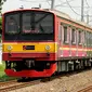 Rangkaian kereta commuter line saat melintas di dekat Stasiun Pasar Minggu, Jakarta, Selasa (29/12/2015). Untuk mengakomodasi penumpang pada malam pergantian tahun, KRL Commuter Line akan beroperasi 24 jam. (Liputan6.com/Helmi Fithriansyah)