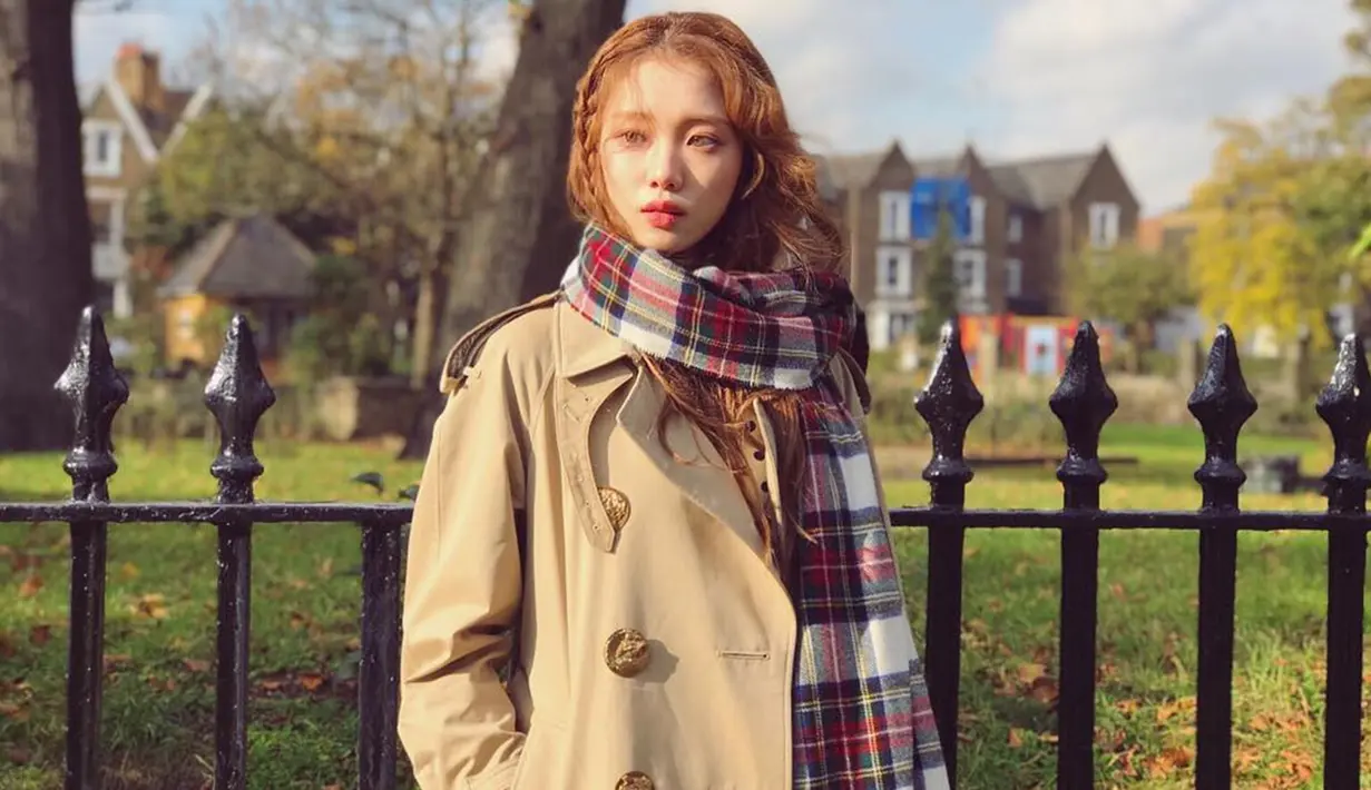 Mengawali karier sebagai model, nama Lee Sung Kyung kini dikenal luas sebagai aktris. Dirinya pun kerap bermain dalam berbagi drama populer Korea Selatan. (Liputan6.com/IG/@heybiblee)