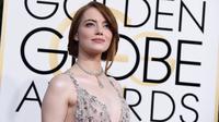 Aktris Emma Stone memilih gaun bergaris leher rendah saat menghadiri Golden Globe Awards 2017 di California, Minggu (8/1).Gaun tanpa lengan bernuansa merah muda itu bertabur pernak-pernik bintang yang mengilap.  (Photo by Jordan Strauss/Invision/AP)