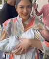 Dengan wajah natural tanpa riasan berlebih, Jessica Mila pun menggendong dengan erat putrinya yang diselimuti kain warna biru bergambar. [@putrihasibuan]