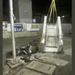 Dinding beton proyek MRT jatuh mengenai sepeda motor di Jalan Wijaya II Jakarta Selatan, Jumat (3/11/2017) malam. (TMC Polda Metro Jaya)