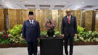 Presiden Prabowo Subianto berpose dengan bunga anggrek yang diberi nama "Paraphalante Dora Sigar Soemitro" untuk mengenang ibunya. Momen ini terjadi saat Prabowo kunjungan kenegaraan ke Parliament House, Singapura, Senin (16/6/2025). (Foto: Biro Pers Sekretariat Presiden)